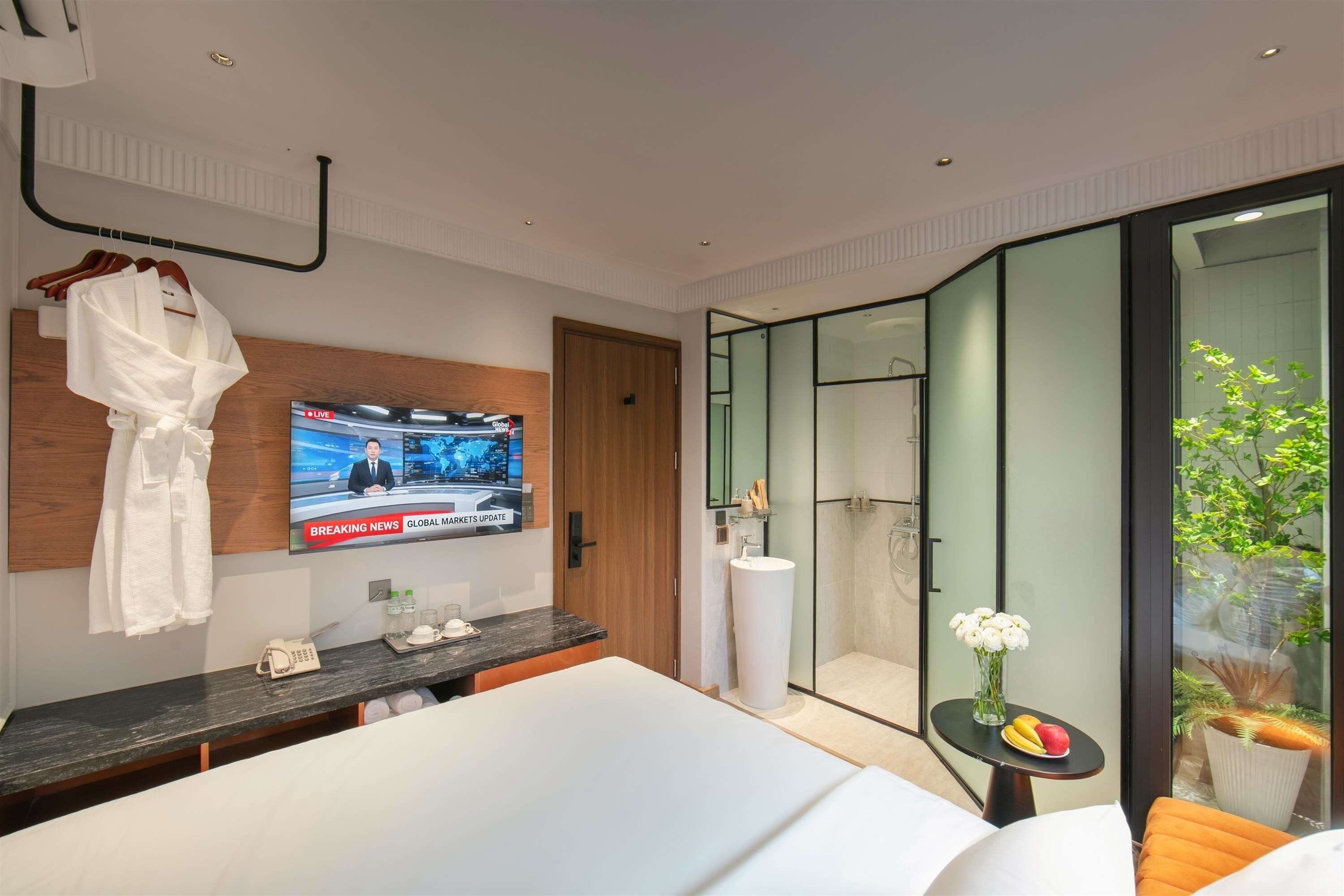 Minibar, caja de seguridad en la habitación y escritorio 