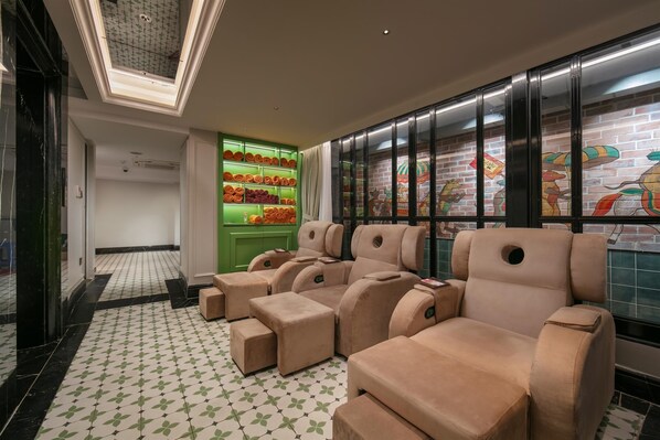 Couples treatment room(s), body treatments, hot stone massages