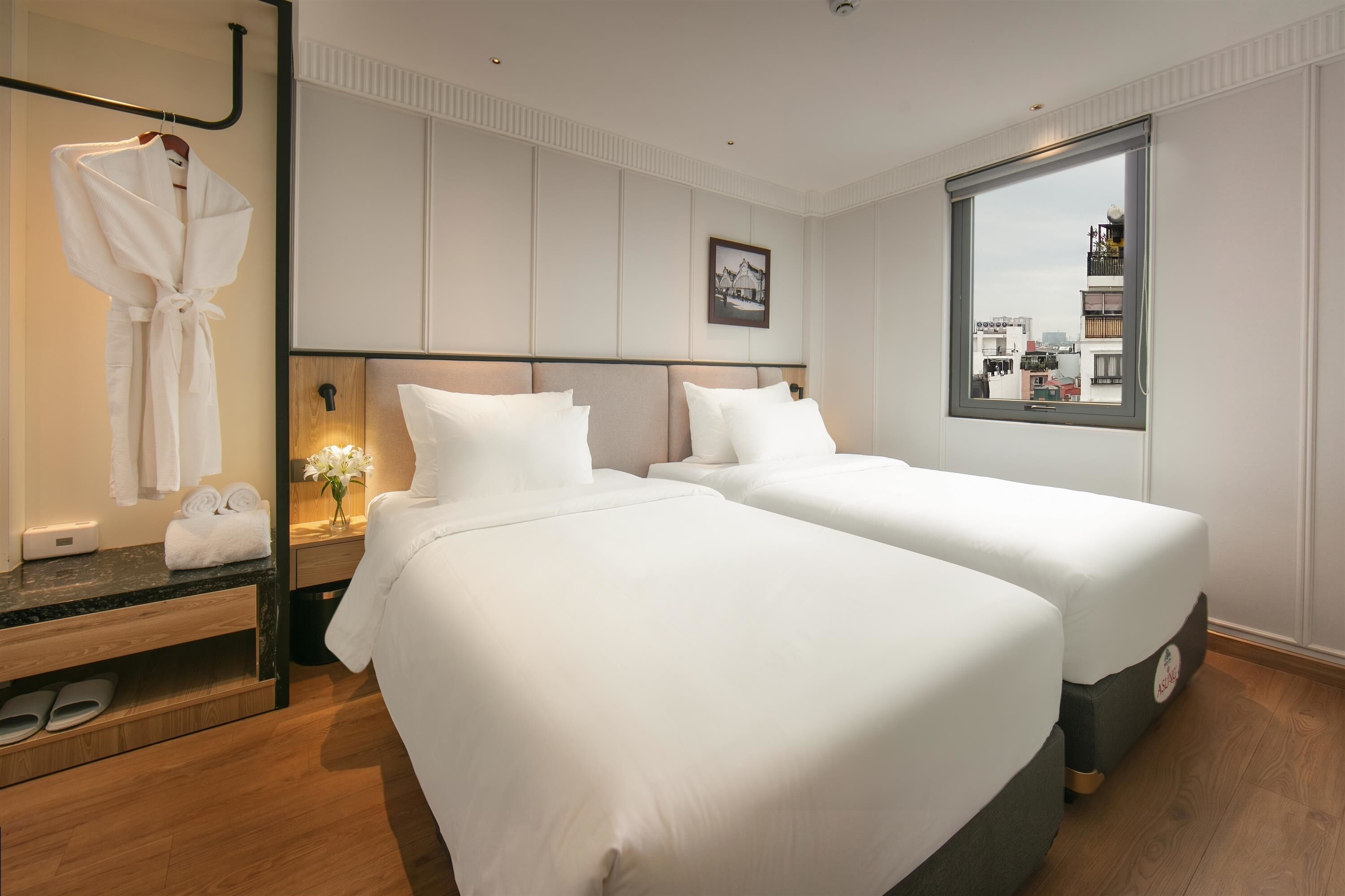 Habitación junior con 1 cama doble o 2 individuales | Zona de estar | Televisión de 0 pulgadas con canales por cable