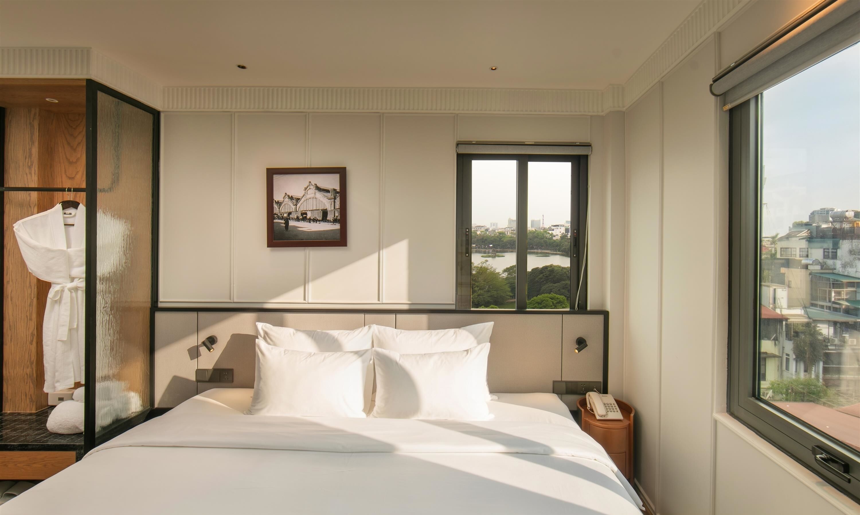 Premier Double or Twin Room | Living area | 0-inch TV with cable channels