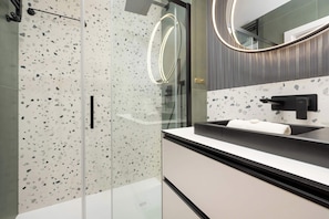 Shower, hair dryer, towels, shampoo - Functional Apartment | Air Conditioning, Balcony and Parking (Wrocław)