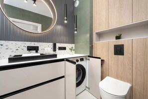 Shower, hair dryer, towels, shampoo - Functional Apartment | Air Conditioning, Balcony and Parking (Wrocław)