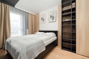 1 slaapkamer, een bureau, een strijkplank/strijkijzer, reisbedje