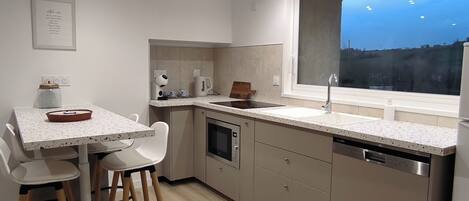 Refrigerador, microondas, placa de cocina, lavavajillas