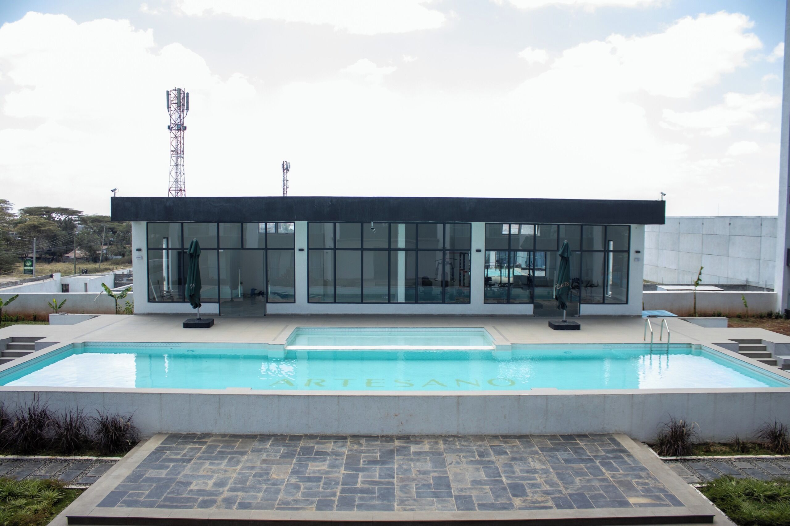 Una piscina al aire libre