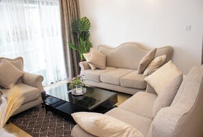 Smart TV - SKYLUXE 2BR All-Ensuite Near JKIA (Airport) & Shopping Mall, Cafés, Pool and Gym (Syokimau)