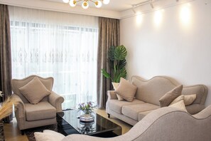 Smart TV - SKYLUXE 2BR All-Ensuite Near JKIA (Airport) & Shopping Mall, Cafés, Pool and Gym (Syokimau)