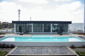 Outdoor pool - SKYLUXE 2BR All-Ensuite Near JKIA (Airport) & Shopping Mall, Cafés, Pool and Gym (Syokimau)