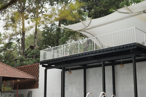 Swim-up bar