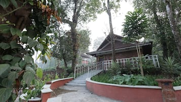 Vista frontal de la propiedad