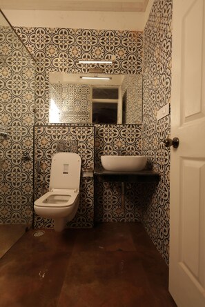 Shower, towels, soap, shampoo - Anantara Eco resort (Sakleshpur)