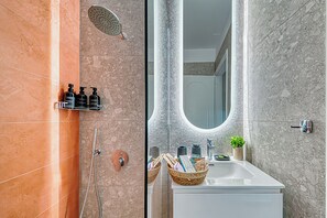 Een haardroger, handdoeken, zeep, toiletpapier