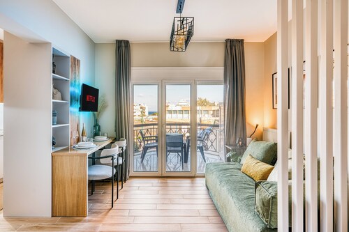 Modern City Studio w/ Balcony – Columbus Apartment