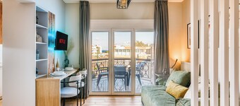 Modern City Studio w/ Balcony – Columbus Apartment