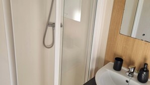 Cottage | Bathroom | Shower, hair dryer - Trecco Bay - Holiday Accommodation 20876 (Porthcawl)