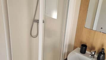 Cottage | Bathroom | Shower, hair dryer