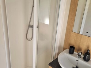Cottage | Bathroom | Shower, hair dryer - Trecco Bay - Holiday Accommodation 20876 (Porthcawl)