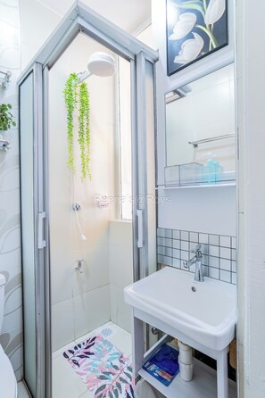 Regadera, bidet, toallas, jabón 