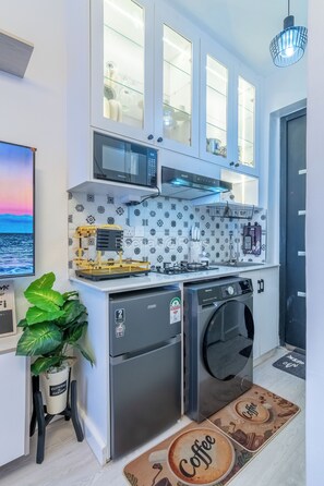 Private kitchen - Modern Chic Studio for memorable Stays. Near Thika Roadmall, Nairobi. (Nairobi)
