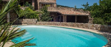 Alberca al aire libre y alberca climatizada