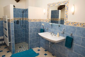 Shower, hair dryer, towels, soap - Large stone house classified 4 épis, emblematic of southern Ardèche. (Planzolles)