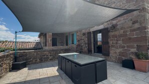 Terrace/patio - Large stone house classified 4 épis, emblematic of southern Ardèche. (Planzolles)