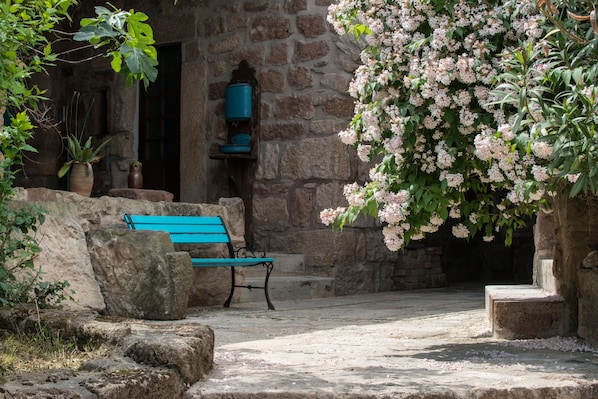 Terrace/patio - Large stone house classified 4 épis, emblematic of southern Ardèche. (Planzolles)