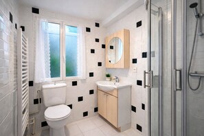 Apartment | Bathroom | Free toiletries, hair dryer, towels, soap - Cozy 1 Chambre au 12 Arrondissement (Paris)