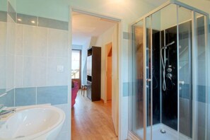 Douche, sèche-cheveux, serviettes fournies, papier toilette