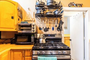 Fridge, microwave, oven, stovetop - Perfect 3-bedroom house in Hope for a relaxing getaway (Hope)