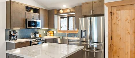 Réfrigérateur, four à micro-ondes, un four, surface de cuisson