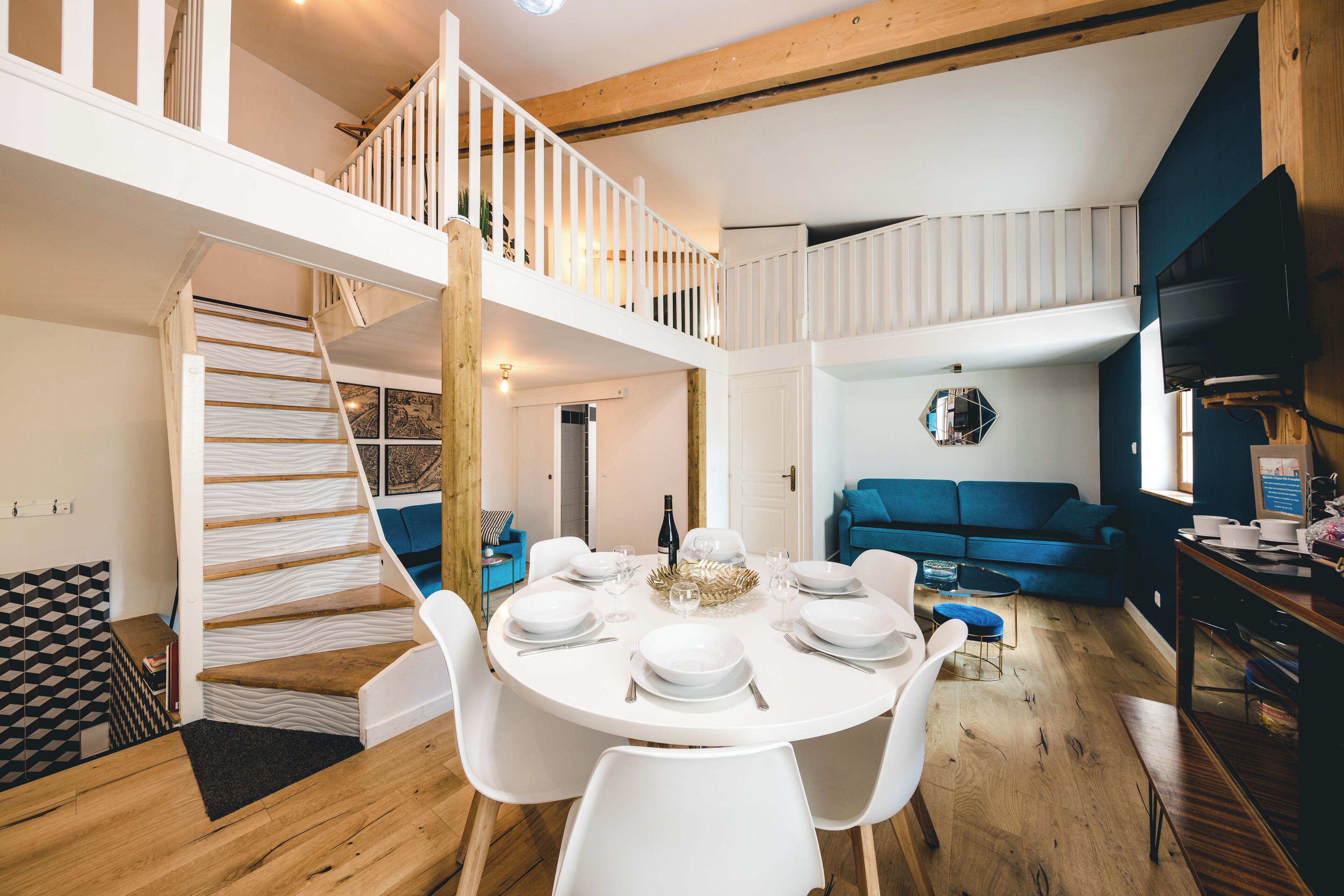 Deluxe Duplex | Memory foam beds, iron/ironing board, free WiFi, bed sheets