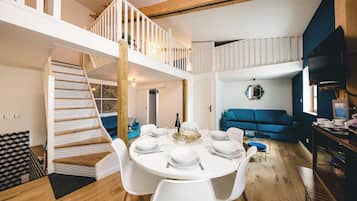Deluxe Duplex | Memory foam beds, iron/ironing board, free WiFi, bed sheets