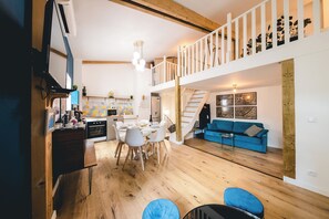 Duplex Deluxe | Memory foam-madrasser, strykjärn/strykbräda, gratis wi-fi och sängkläder