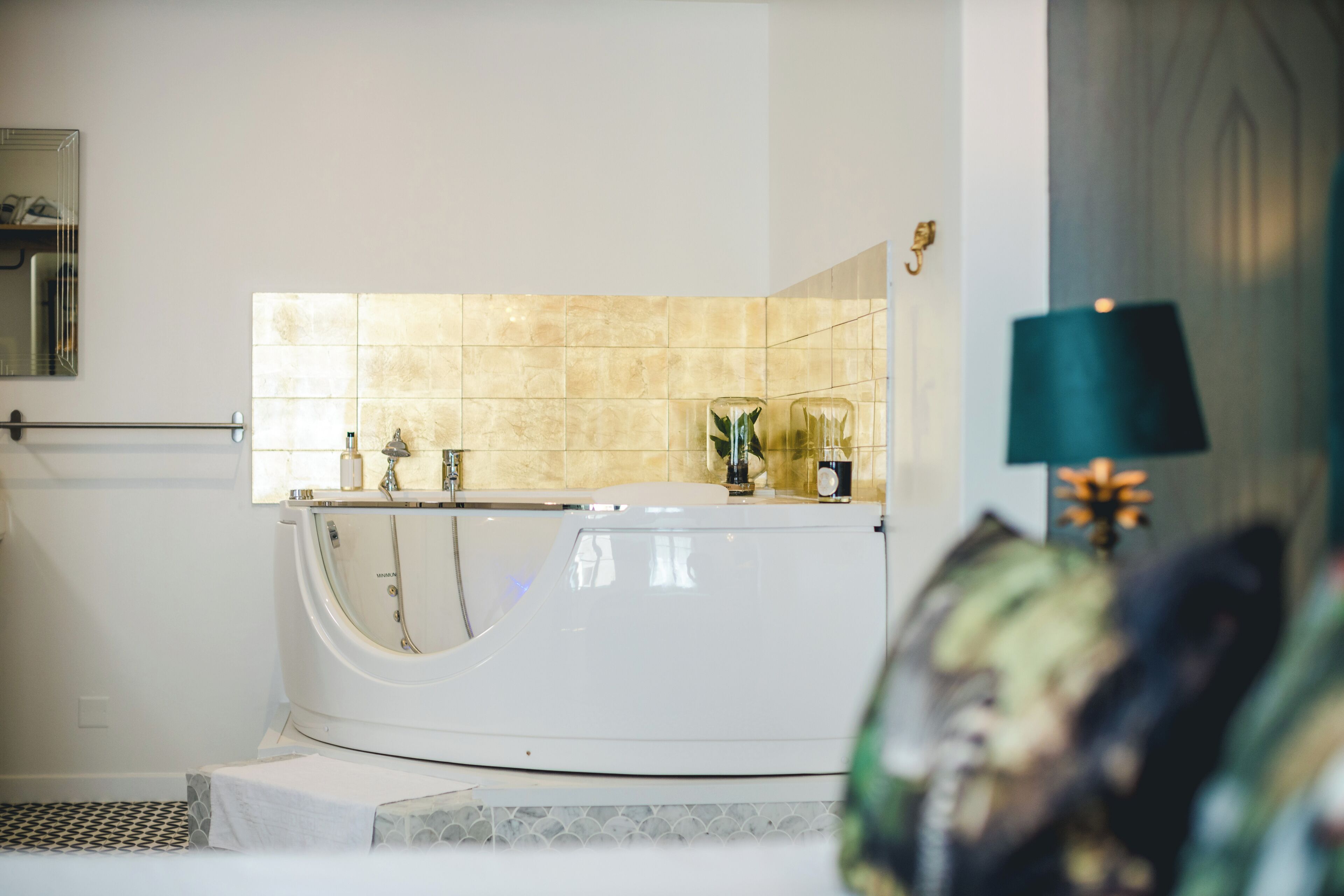 Deluxe Suite | Bathroom | Hair dryer, towels, soap, shampoo
