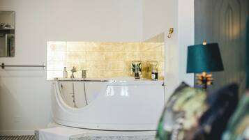 Deluxe-suite | Badeværelse | Hårtørrer, håndklæder, Sæbe, Shampoo