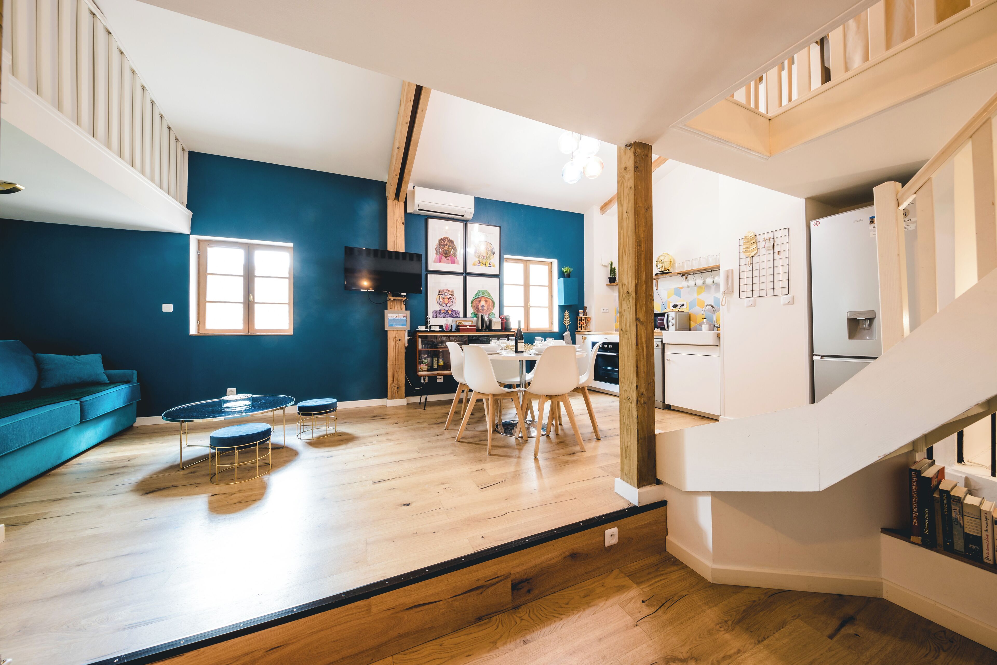 Deluxe Duplex | Memory-foam beds, iron/ironing board, free WiFi, bed sheets