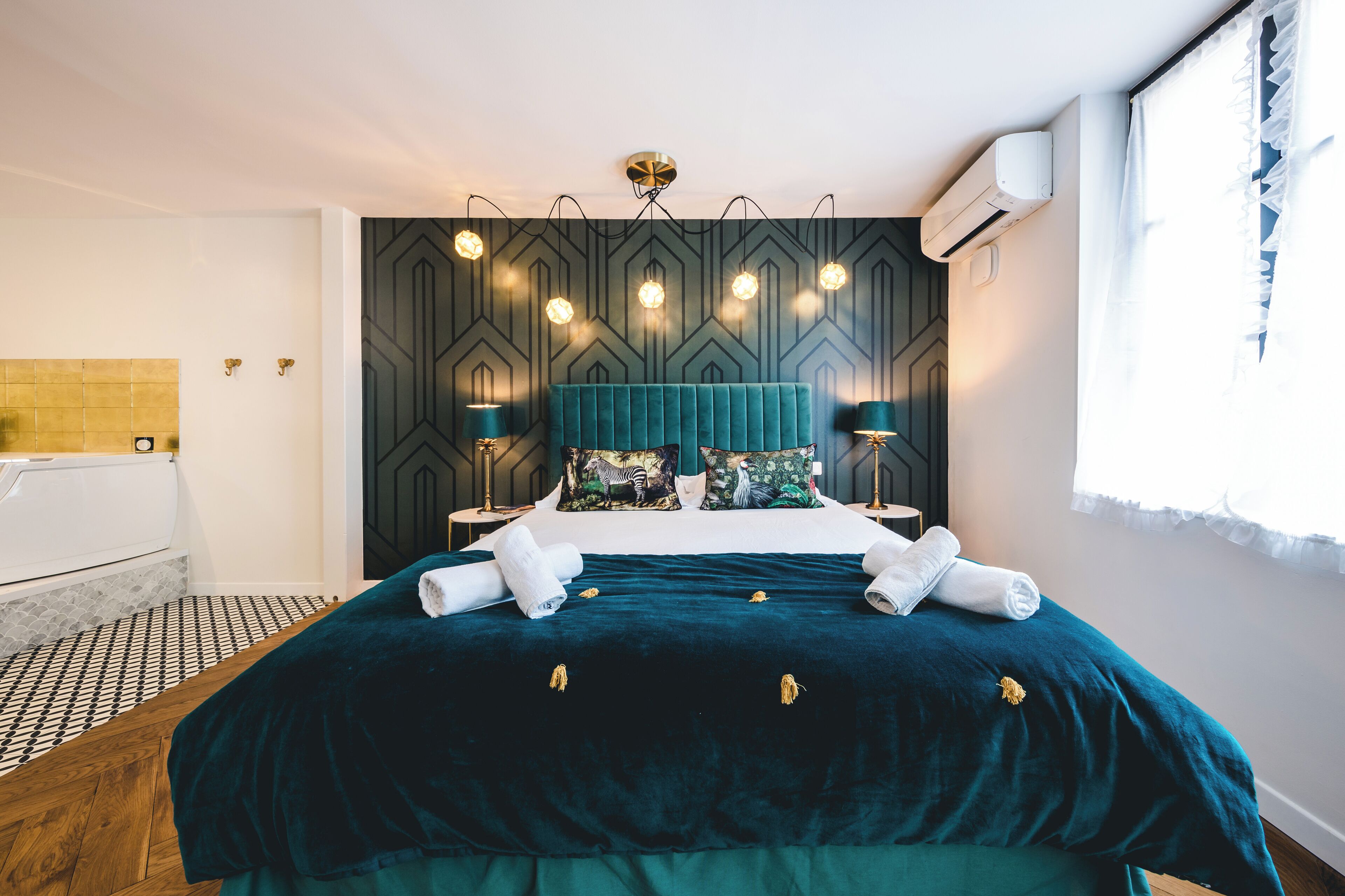 Deluxe Suite | Memory foam beds, iron/ironing board, free WiFi, bed sheets