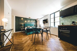 Deluxe Suite | Memory foam beds, iron/ironing board, free WiFi, bed sheets