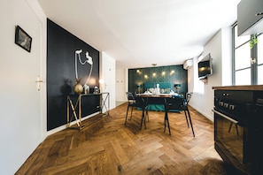 Deluxe Suite | Memory foam beds, iron/ironing board, free WiFi, bed sheets