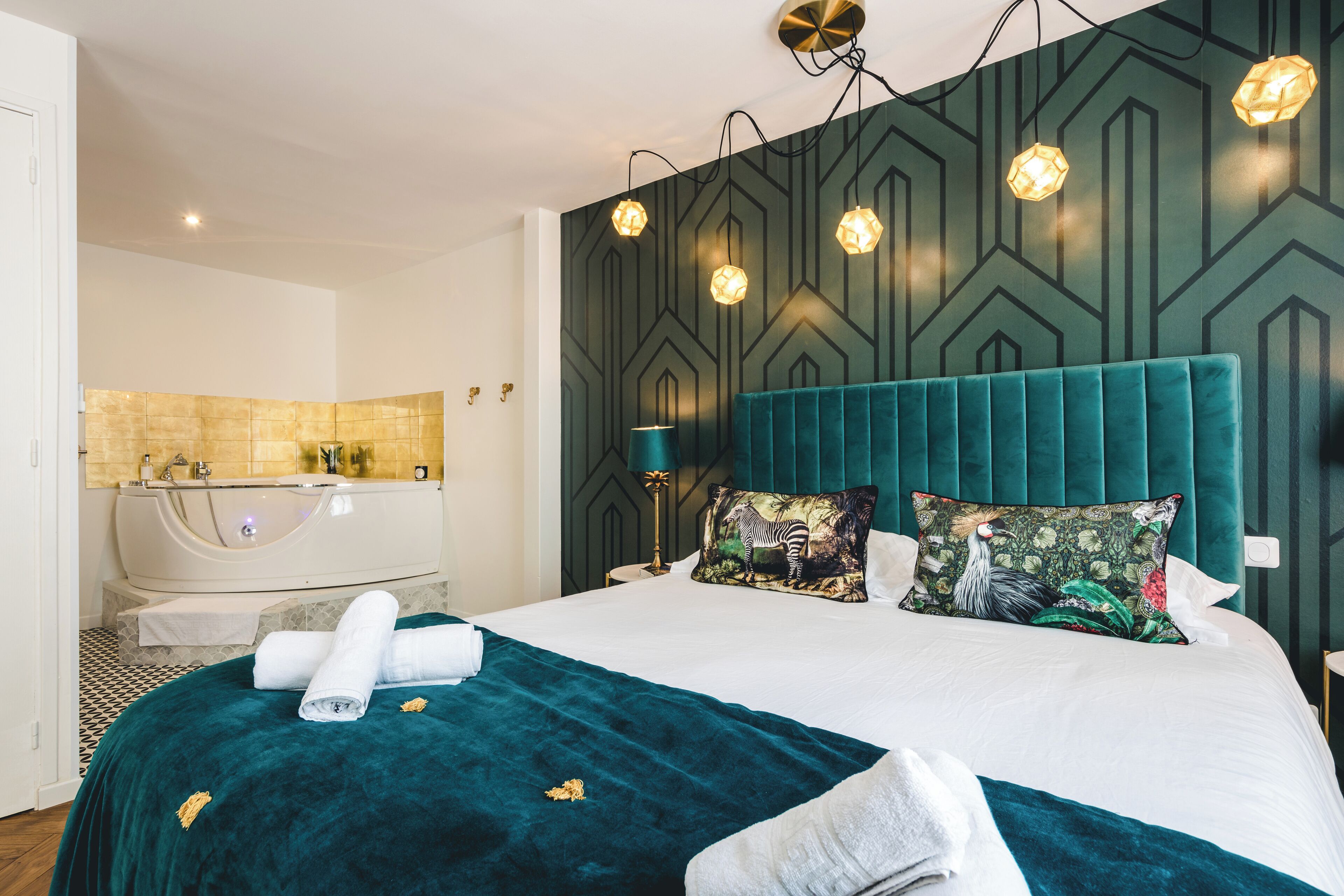 Deluxe Suite | Hypo-allergenic bedding, iron/ironing board, free WiFi, bed sheets