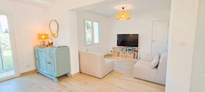 A living room with a television, a sofa, a cabinet, and a lamp. - Villa Graine des pins, 14 people, near the ocean (Biscarrosse)