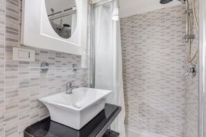 Shower, hair dryer, bidet, towels - Trastevere Lovely House - Historic Charm and Modern Comfort in the Heart of Rome (Roma)