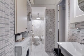 Shower, hair dryer, bidet, towels - Trastevere Lovely House - Historic Charm and Modern Comfort in the Heart of Rome (Roma)