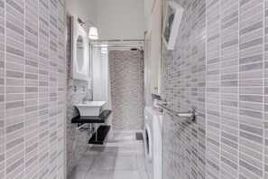 Shower, hair dryer, bidet, towels - Trastevere Lovely House - Historic Charm and Modern Comfort in the Heart of Rome (Roma)