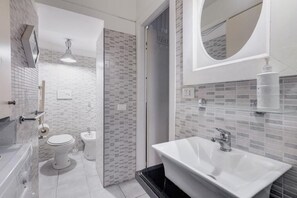 Shower, hair dryer, bidet, towels - Trastevere Lovely House - Historic Charm and Modern Comfort in the Heart of Rome (Roma)