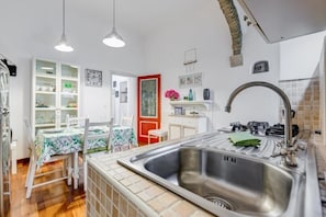Private kitchen - Trastevere Lovely House - Historic Charm and Modern Comfort in the Heart of Rome (Roma)