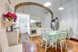 Dining - Trastevere Lovely House - Historic Charm and Modern Comfort in the Heart of Rome (Roma)