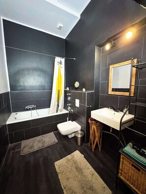 Shower, hair dryer - Spacious Apartment in Prenzlauer Berg x Winskiez (Berlin)