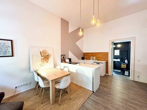 Dining - Spacious Apartment in Prenzlauer Berg x Winskiez (Berlin)